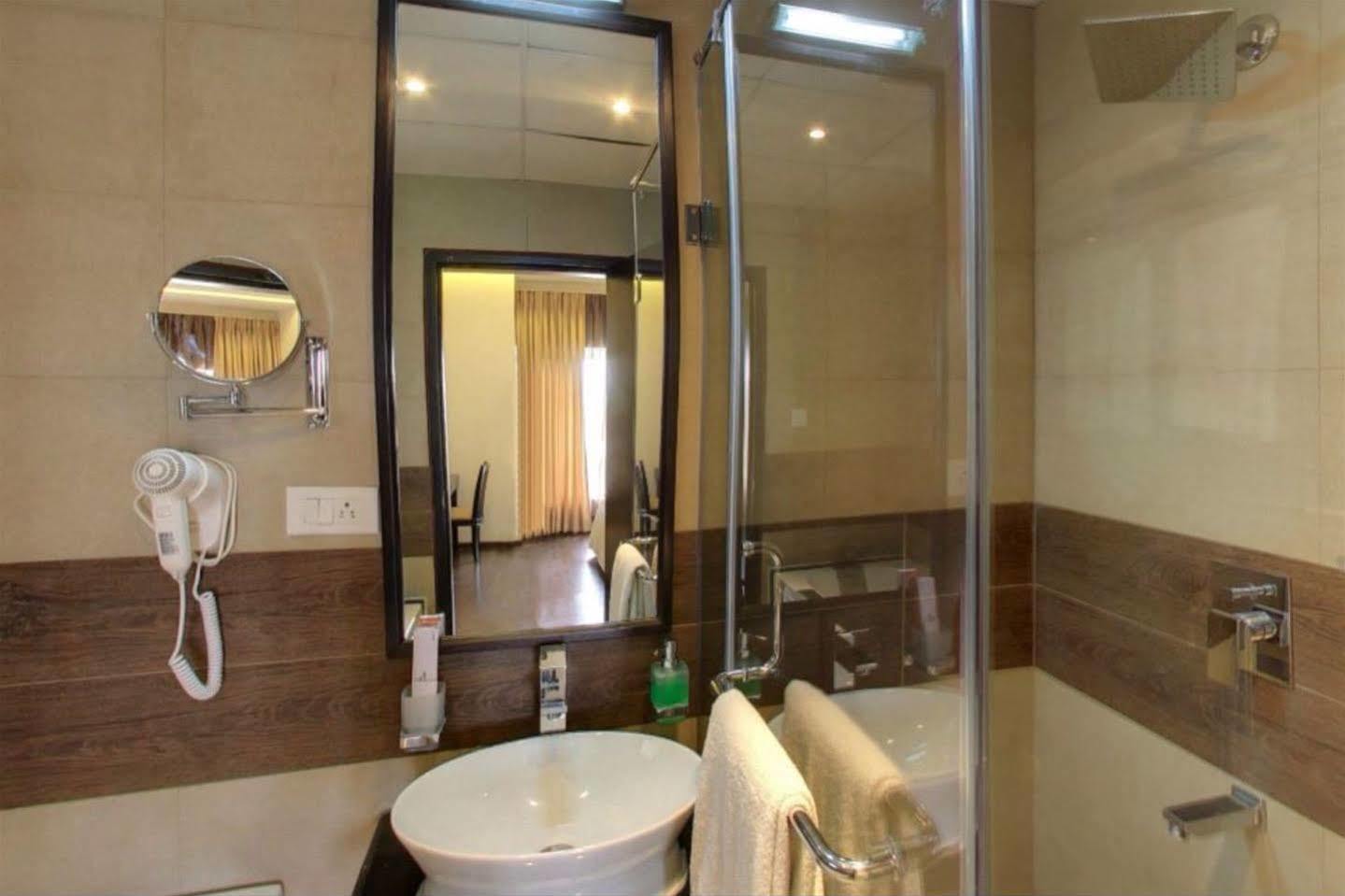 Hotel Royal Ritis à Shimoga Extérieur photo